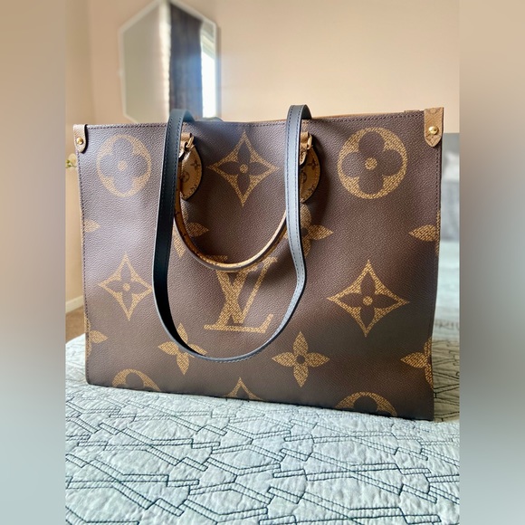 Louis Vuitton OnTheGo GM Monogram Tote in Pristine, Like New Condition - Picture 3 of 11